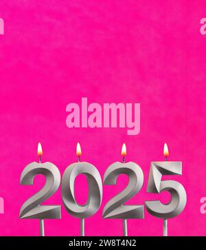 Bonne année 2025 - bougies sous la forme de numéros allumés Banque D'Images