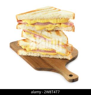 Pile de sandwichs savoureux avec jambon et fromage fondu isolé sur blanc Banque D'Images