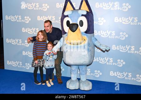 Londres, Royaume-Uni. 21 décembre 2023. Chris van Tulleken assiste au Gala Performance Bluey's Big Play au Royal Festival Hall du Southbank Centre, Londres, Royaume-Uni. Crédit : Voir Li/Picture Capital/Alamy Live News Banque D'Images