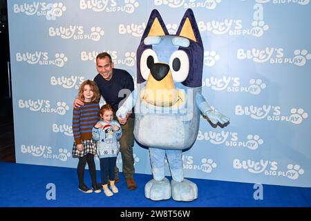 Londres, Royaume-Uni. 21 décembre 2023. Chris van Tulleken assiste au Gala Performance Bluey's Big Play au Royal Festival Hall du Southbank Centre, Londres, Royaume-Uni. Crédit : Voir Li/Picture Capital/Alamy Live News Banque D'Images