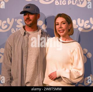 Invités .le jeudi 21 décembre, des célébrités et leurs familles se sont réunies au Royal Festival Hall de Londres pour un gala de Bluey's Big Play , une nouvelle adaptation théâtrale de la série télévisée pour enfants Bluey primée BAFTA & Emmy . Produit par Ludo Studion .VIP invités et fiers parents qui sont venus voir la première officielle du spectacle de scène au Royaume-Uni inclus , Strictly Come Dancing stars James et Ola Jordan , Rachel Riley et son mari Pasha Kovalev , comédienne et présentatrice de télévision Katherine Ryan , le rappeur Professor Green, Brian McFadden .JLS de Westlife est devenu fermier Banque D'Images