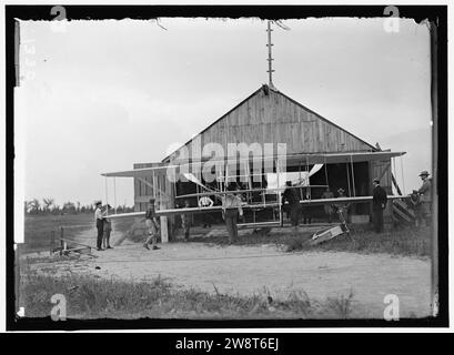 Vols WRIGHT, Fort Myer, VA, juillet 1909. Premier vol de l'armée ; HANGAR, Orville Wright, DROITE Banque D'Images