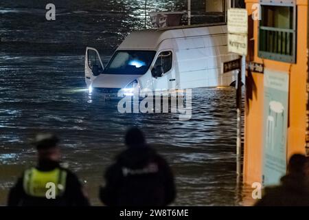 Hambourg, Allemagne. 22 décembre 2023. Un camion de livraison se tient dans l'eau de l'Elbe lors d'une onde de tempête près du marché aux poissons. L'Agence fédérale maritime et hydrographique a prédit une onde de tempête sévère à Hambourg pendant la nuit en raison de la dépression de tempête 'Zoltant'. Crédit : Bodo Marks/dpa/Alamy Live News Banque D'Images