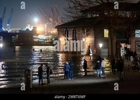 Hambourg, Allemagne. 22 décembre 2023. L'eau de l'Elbe est poussée sur le marché aux poissons lors d'une onde de tempête. L'Agence fédérale maritime et hydrographique a prédit une onde de tempête sévère à Hambourg pendant la nuit en raison de la dépression de tempête 'Zoltant'. Crédit : Bodo Marks/dpa/Alamy Live News Banque D'Images