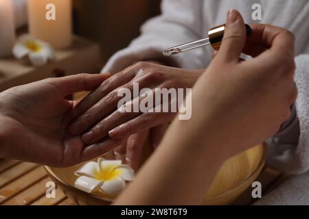 Femme recevant un traitement de la main au spa, closeup Banque D'Images