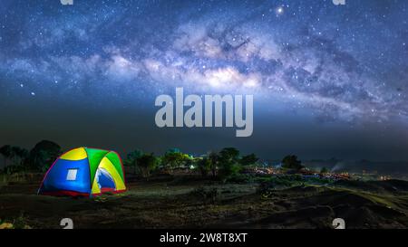 Ambiance nocturne sur les plaines de Goa Cina Beach, Malang, Indonésie. Vous pouvez voir une tente de camping sous la voie lactée dans le ciel Banque D'Images