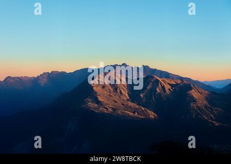 Vue de Yushan (montagne de Jade) au lever du soleil depuis le mont Xiangyang sur la piste du lac Jiaming, Taitung, Taiwan Banque D'Images