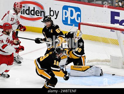 Pittsburgh, États-Unis. 21 décembre 2023. Le gardien de but des Penguins de Pittsburgh Alex Nedeljkovic (39 ans) regarde la rondelle glisser sur la ligne de but alors que l’aile gauche des Hurricanes de Carolina Teuvo Teravainen égalise le score en deuxième période au PPG Paints Arena à Pittsburgh le jeudi 21 décembre 2023. Photo de Archie Carpenter/UPI. Crédit : UPI/Alamy Live News Banque D'Images