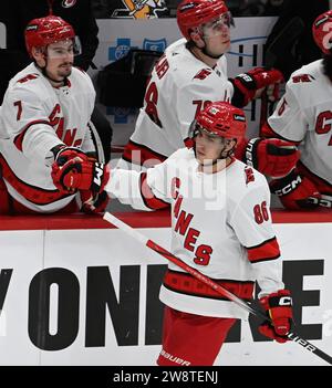 Pittsburgh, États-Unis. 21 décembre 2023. L’aile gauche des Hurricanes de la Caroline Teuvo Teravainen (860 célèbre avec le banc des Hurricanes de la Caroline après avoir égalisé le score en deuxième période au PPG Paints Arena à Pittsburgh le jeudi 21 décembre 2023. Photo de Archie Carpenter/UPI. Crédit : UPI/Alamy Live News Banque D'Images