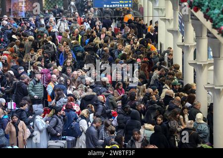 Londres, Royaume-Uni. 22 décembre 2023. Les passagers se rassemblent à St. Pancras International Station à Londres, Grande-Bretagne le 21 décembre 2023. Une grève inattendue du personnel d'Eurotunnel a perturbé le trafic ferroviaire jeudi, empêchant les services de passer par le tunnel sous la Manche, la liaison sous-marine entre la Grande-Bretagne et l'Europe continentale. Crédit : Xinhua/Alamy Live News Banque D'Images