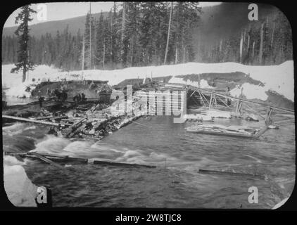 Projet Lac Keechelus Yakima - crèche - crèche pilier barrage lors des crues printanières - Washington Banque D'Images