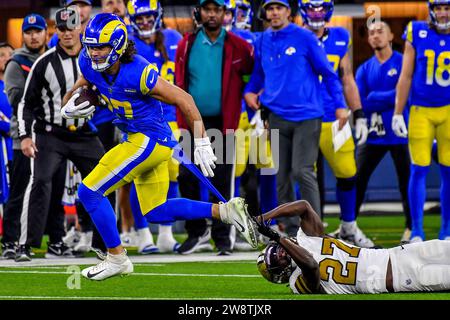 Inglewood, Californie. 21 décembre 2023. Puka Nacua (17), receveur des Rams de Los Angeles, attrape la passe et entraîne Isaac Yiadom (27), cornerback des Saints de la Nouvelle-Orléans, au premier quart-temps lors du match de football de la NFL contre les Saints de la Nouvelle-Orléans. Crédit photo obligatoire : Louis Lopez/Cal Sport Media/Alamy Live News Banque D'Images