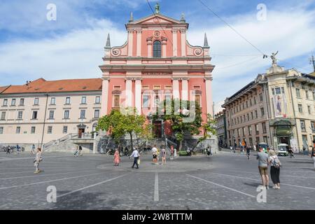 Ljubljana : place Preseren (Preseren trg), avec église franciscaine de l'Annonciation et galerie Emporium. Slovénie Banque D'Images