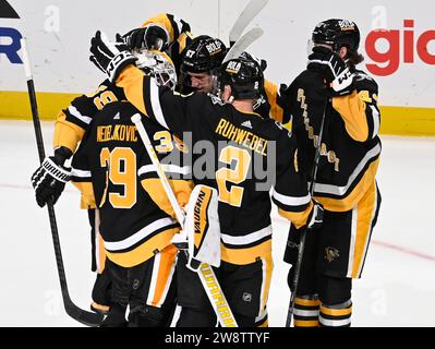 Pittsburgh, États-Unis. 21 décembre 2023. Ses coéquipiers assaillent le gardien des Penguins de Pittsburgh Alex Nedeljkovic (39) pour célébrer la victoire 2-1 en prolongation contre les Hurricanes de la Caroline au PPG Paints Arena à Pittsburgh, le jeudi 21 décembre 2023. Photo de Archie Carpenter/UPI. Crédit : UPI/Alamy Live News Banque D'Images