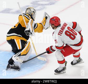 Pittsburgh, États-Unis. 21 décembre 2023. Le gardien de but des Penguins de Pittsburgh Alex Nedeljkovic (39 ans) porte le tir de pénalité des Hurricanes de la Caroline, Teuvo Teravainen (86 ans), lors de la fusillade en prolongation au PPG Paints Arena de Pittsburgh, le jeudi 21 décembre 2023. Photo de Archie Carpenter/UPI. Crédit : UPI/Alamy Live News Banque D'Images