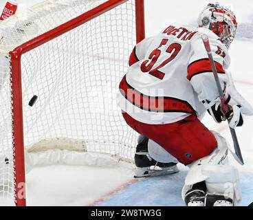 Pittsburgh, États-Unis. 21 décembre 2023. Le gardien des Hurricanes de la Caroline Pyotr Kochetkov (52) protège le but alors que le tir des Penguins de Pittsburgh rebondit hors de la barre pendant la période de prolongation à la PPG Paints Arena de Pittsburgh, le jeudi 21 décembre 2023. Photo de Archie Carpenter/UPI. Crédit : UPI/Alamy Live News Banque D'Images