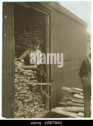 Jeune garçon travaillant pour Hickok Lumber Co.. Banque D'Images