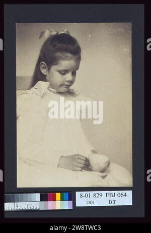 Jeune fille en robe blanche, assise tenant tasse de thé et soucoupe) - A.P Banque D'Images