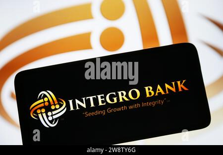 Kiev, Ukraine. 21 décembre 2023. Sur cette photo, le logo Integro Bank est visible sur l'écran d'un smartphone. Crédit : SOPA Images Limited/Alamy Live News Banque D'Images