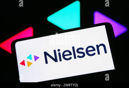 Kiev, Ukraine. 21 décembre 2023. Sur cette photo, le logo Nielsen Holdings est visible sur l'écran d'un smartphone. (Photo de Pavlo Gonchar/SOPA Images/Sipa USA) *** strictement à des fins éditoriales *** crédit : SIPA USA/Alamy Live News Banque D'Images