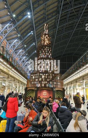 Londres, Royaume-Uni. 21 décembre 2023. Les perturbations dans les transports se poursuivent au terminal Eurostar de St Pancras, où une grève antérieure a duré de midi jusqu'en début de soirée, lorsque des travailleurs français ont organisé une sortie inattendue, entraînant l'annulation de dizaines de trains. Les services ne devraient pas reprendre avant vendredi, affectant des milliers de passagers. Crédit : Photographie de onzième heure / Alamy Live News Banque D'Images