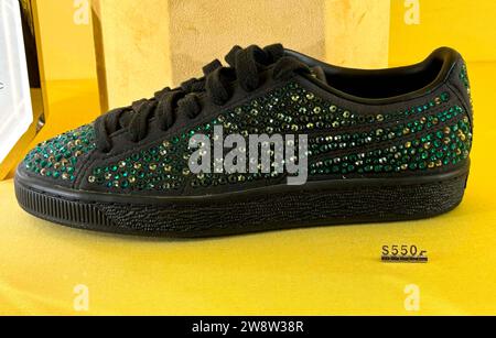 New York, New York, États-Unis. 21 décembre 2023. Puma célèbre son 75e anniversaire avec une collaboration Swarovski sneaker au prix de 550,00 $ dans le nouveau magasin Swarovski on Fifth Flagship. (Image de crédit : © Nancy Kaszerman/ZUMA Press Wire) USAGE ÉDITORIAL SEULEMENT! Non destiné à UN USAGE commercial ! Banque D'Images