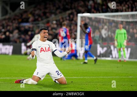 AVIS de PA SUR L'année 2023 photo du dossier datée du 27/10/23 - Pedro Porro de Tottenham Hotspur célèbre après un but de Joel Ward de Crystal Palace lors du match de Premier League à Selhurst Park, Londres. Date de la photo : Vendredi 27 octobre 2023. Date de parution : Vendredi 22 décembre 2023. Banque D'Images