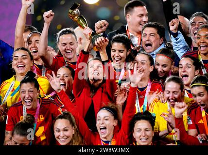 AVIS de l'Autorité palestinienne SUR L'ANNÉE 2023 photo du dossier datée du 20/08/23 - la reine Letizia d'Espagne (au centre à gauche) célèbre avec le trophée de la coupe du monde féminine de la FIFA après que l'Espagne ait remporté le match final de la coupe du monde féminine de la FIFA au Stadium Australia, Sydney. Date de la photo : dimanche 20 août 2023. Date de parution : Vendredi 22 décembre 2023. Banque D'Images