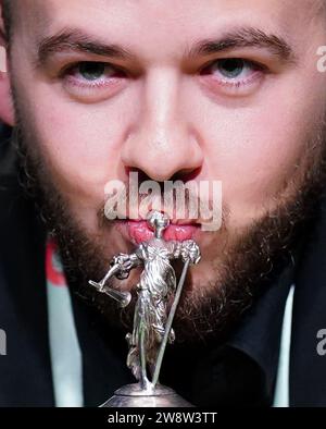 AVIS de l'AP SUR L'année 2023 photo du dossier du 01/05/23 - Luca Brecel célèbre après avoir remporté la finale contre Mark Selby (non photographié) le dix-septième jour du Championnat du monde de snooker Cazoo au Crucible Theatre, Sheffield. Date de la photo : lundi 1 mai 2023. Date de parution : Vendredi 22 décembre 2023. Banque D'Images