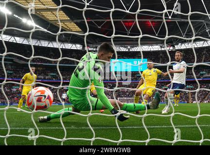 AVIS de l'AP SUR L'année 2023 photo du dossier du 26/03/23 - l'Anglais Harry Kane (à droite) marque le premier but de son équipe lors du match de qualification de l'UEFA Euro 2024 Groupe C au stade de Wembley, Londres. Date de la photo : dimanche 26 mars 2023. Date de parution : Vendredi 22 décembre 2023. Banque D'Images