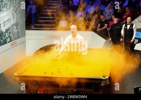 AVIS de PA SUR L'année 2023 photo du dossier du 17/04/23 - Un manifestant de Just Stop Oil saute sur la table pendant le match entre Robert Milkins et Joe Perry pendant la troisième journée du Championnat du monde de Snooker Cazoo au Crucible Theatre, Sheffield. Date de la photo : lundi 17 avril 2023. Date de parution : Vendredi 22 décembre 2023. Banque D'Images