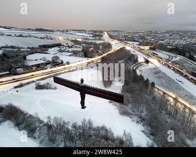 EXAMEN PA de L'ANNÉE 2023 photo du dossier datée du 01/12/23 - la statue de l'Ange du Nord à Gateshead couverte de neige. Date de parution : Vendredi 22 décembre 2023. Banque D'Images
