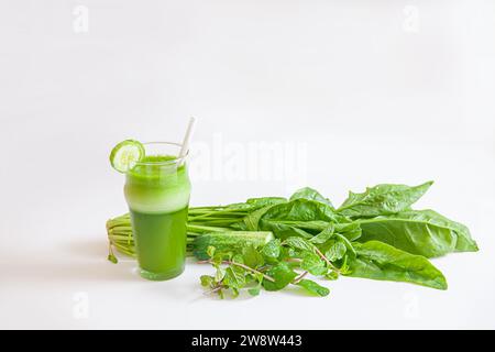 Feuilles végétariennes d'épinards verts, smoothie de concombre en verre isolé sur fond blanc Banque D'Images