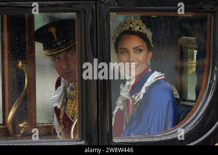 AVIS de l'AP SUR L'année 2023 photo du dossier datée du 06/05/23 - le prince et la princesse de Galles retournent au palais de Buckingham en autocar après la cérémonie de couronnement du roi Charles III et de la reine Camilla dans le centre de Londres. Date de publication : jeudi 21 décembre 2023. Banque D'Images