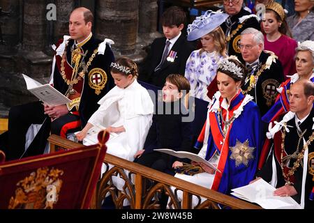 EXAMEN de l'AN 2023 photo du dossier datée du 06/05/23 - (de gauche à droite 1e rangée) le Prince de Galles, la Princesse Charlotte, le Prince Louis, la Princesse de Galles et le Duc d'Édimbourg lors de la cérémonie de couronnement du Roi Charles III et de la Reine Camilla à l'Abbaye de Westminster, Londres. Date de publication : jeudi 21 décembre 2023. Banque D'Images