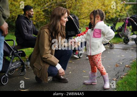 BILAN DE l'ANNÉE 2023 photo du dossier datée du 01/11/23 - la Princesse de Galles rencontre Noa Redgrave, 4 ans, lors d'une visite à 'Dadvengers', une communauté pour les papas et leurs enfants, à Arnos Grove, au nord de Londres, pour souligner le rôle important que jouent les papas dans les premières années de leurs enfants dans le cadre de sa campagne Shaping US sur la petite enfance. Date de publication : jeudi 21 décembre 2023. Banque D'Images