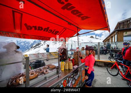 Acheter de la nourriture au sommet du col du Stelvio près de Bormio, en Italie Banque D'Images