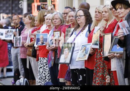 EXAMEN par l’Autorité palestinienne DE L’année 2023 photo du dossier datée du 13/06/23 - les gens détiennent des photos d’êtres chers perdus pendant la pandémie en dehors de l’enquête britannique Covid-19 à Dorland House à Londres qui commencera à entendre des preuves pour sa première enquête (module 1) examiner si la pandémie a été correctement planifiée et «si le Royaume-Uni était suffisamment prêt à faire face à cette éventualité». Date de publication : jeudi 21 décembre 2023. Banque D'Images