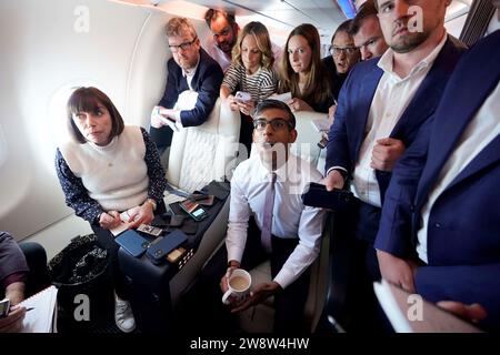 EXAMEN par l'Autorité palestinienne DE L'année 2023 photo du dossier datée du 06/06/23 - le Premier ministre Rishi Sunak tient un caucus avec des journalistes politiques à bord d'un avion du gouvernement alors qu'il se dirige vers Washington DC aux États-Unis. Date de parution : Vendredi 22 décembre 2023. Banque D'Images