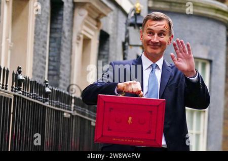 EXAMEN par l'Autorité palestinienne DE L'année 2023 photo du dossier datée du 15/03/23 - le chancelier de l'Échiquier Jeremy Hunt quitte le 11 Downing Street, Londres, avec sa boîte ministérielle avant de remettre son budget aux chambres du Parlement. Date de parution : Vendredi 22 décembre 2023. Banque D'Images