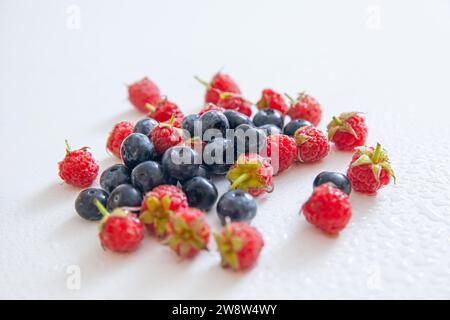 groupe de bleuets frais et framboises isolés sur fond blanc Banque D'Images