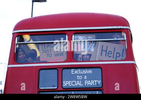 EXAMEN par l'Autorité palestinienne DE L'année 2023 photo du dossier datée du 01/02/23 - des enseignants en grève de la National Education Union (NEU) montent à bord d'un bus routemaster devant le Glass Mill Leisham, au sud-est de Londres, pour se rendre dans le centre de Londres pour la marche et le rassemblement Protect the Right to Strike, contre le projet de loi sur les grèves (niveaux de service minimum). Date de publication : jeudi 21 décembre 2023. Banque D'Images