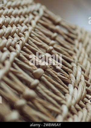 Vertical droit d'en haut gros plan détail d'un sac de plage d'épaule de paille. Banque D'Images