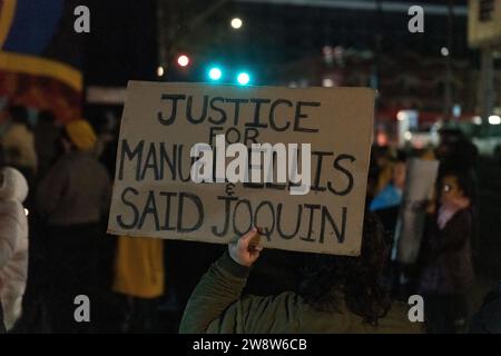 Tacoma, États-Unis. 21 décembre 2023. 5:30pm 11e rue dans le centre-ville à Manny’s mural. Les manifestants se sont rassemblés peu de temps après que le verdict de non-culpabilité ait été lu pour les officiers de police de Tacoma accusés de la mort de Manny Ellis. Le groupe d'environ 75-100 personnes s'est réuni et a exprimé à tour de rôle leurs frustrations concernant la brutalité policière. Après la veillée, les manifestants sont descendus dans la rue et ont marché pacifiquement vers le poste de police voisin pour un moment de silence. Crédit : James Anderson/Alamy Live News Banque D'Images