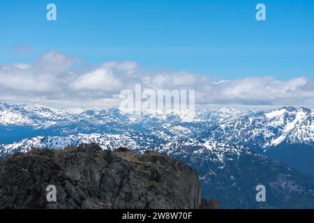 Vue imprenable depuis le sommet de Whistler, mettant en valeur les Rocheuses escarpées. Banque D'Images