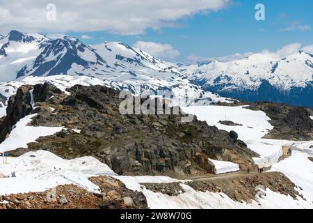 Les randonneurs apprécient le sentier unique du tunnel de neige sur le mont Whistler. Banque D'Images