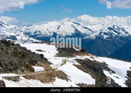 Les randonneurs apprécient le sentier unique du tunnel de neige sur le mont Whistler. Banque D'Images