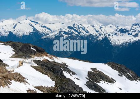 Les randonneurs apprécient le sentier unique du tunnel de neige sur le mont Whistler. Banque D'Images