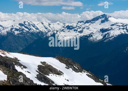 Les randonneurs apprécient le sentier unique du tunnel de neige sur le mont Whistler. Banque D'Images