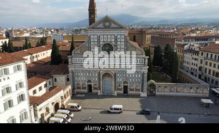 Vue aérienne par drone de la Basilique Santa Maria Novella à Florence, Toscane, Italie. Église gothique et de la Renaissance célèbre au centre historique. Banque D'Images